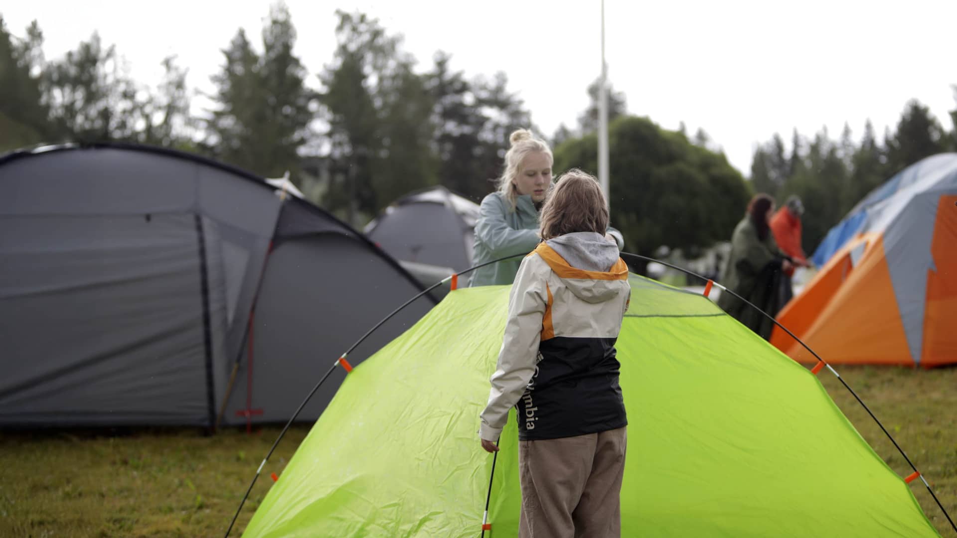 Polkuleirillä telttojen pystyttäminen.